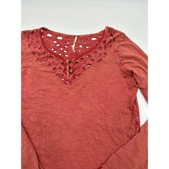 Free People Luna Laser cut detail Henley size L burnout red - Picture 3 of 8